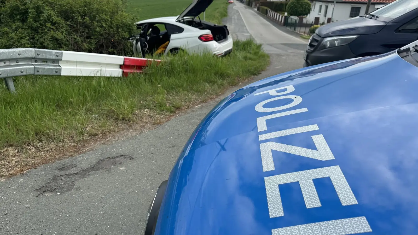 Der BMW landete im Gebüsch. (Foto: Daniel Große)