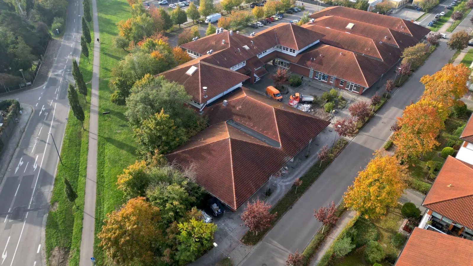 Teile des Nahversorgungszentrums an der Klebendorfer Straße werden abgerissen. An dessen Stelle tritt ein moderner REWE-Neubau. (Foto: Daniel Große)