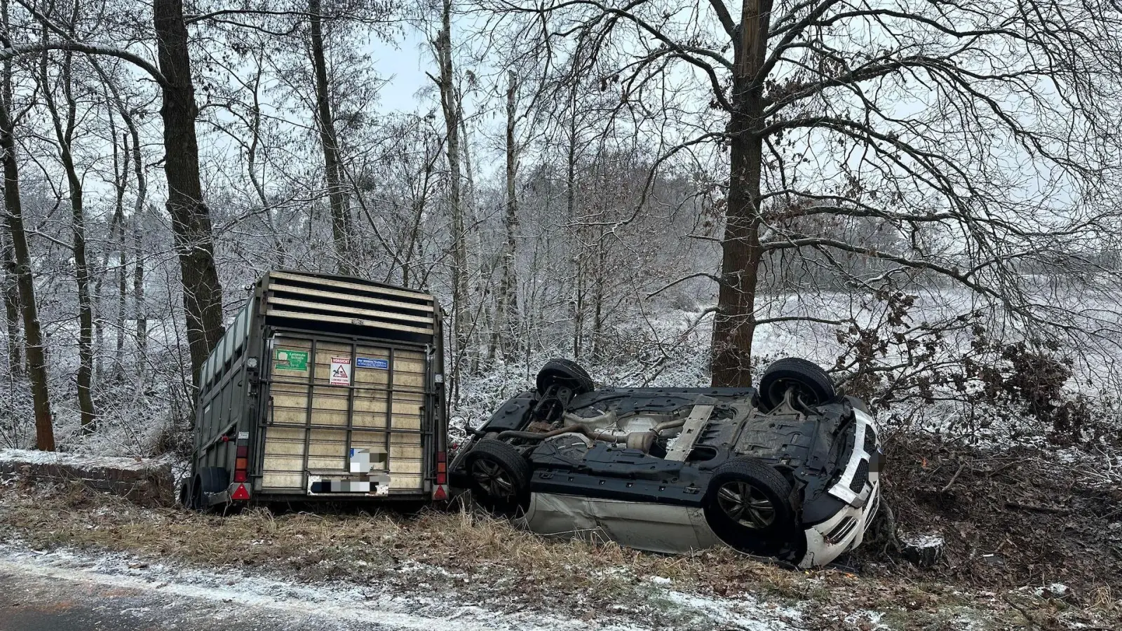 Der Geländewagen überschlug sich. (Foto: Feuerwehr Bad Düben)