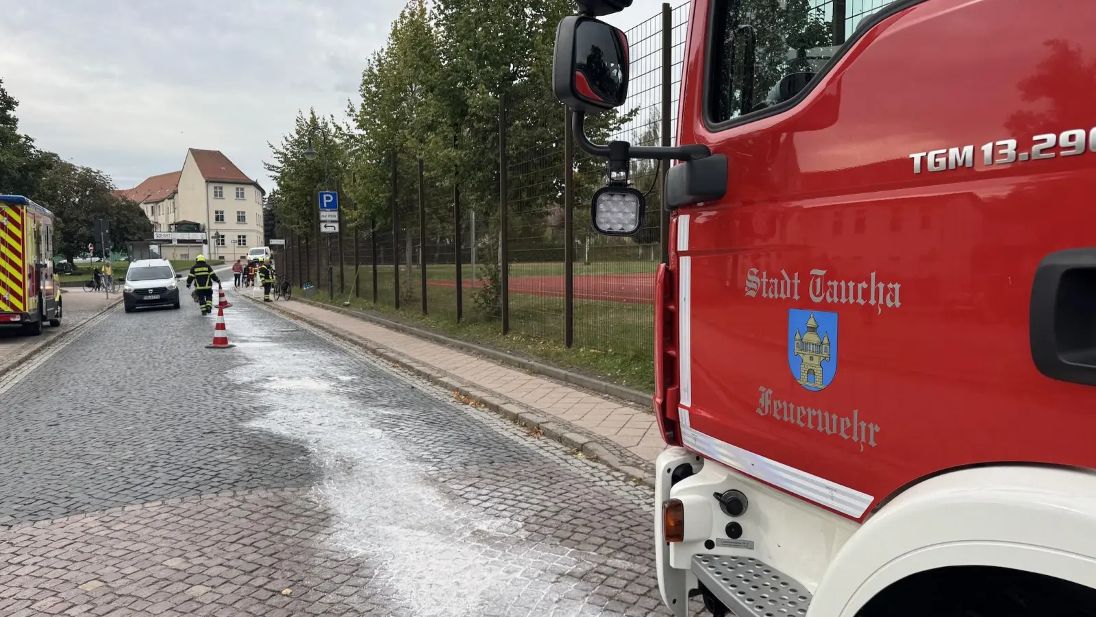 Die Freiwillige Feuerwehr Taucha beseitigte heute eine Ölspur auf der Marktstraße. (Foto: Daniel Große)