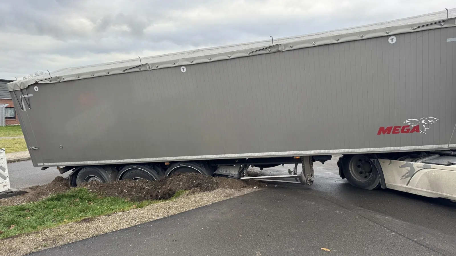 Nichts geht mehr - der LKW hat sich festgefahren. (Foto: Daniel Große)