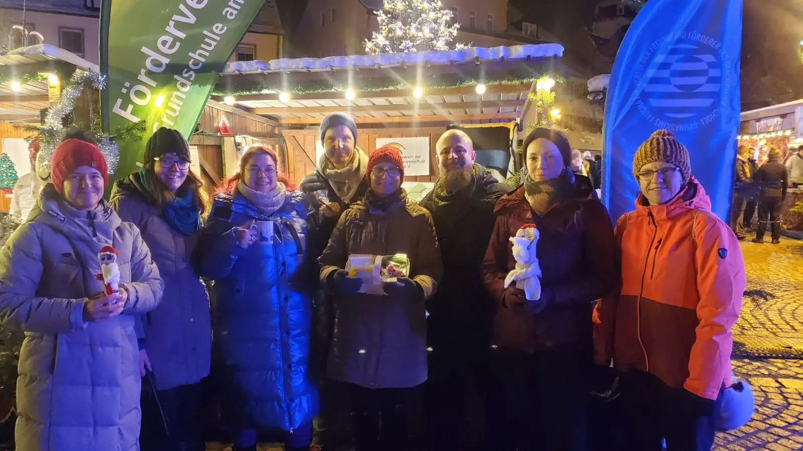 Die Teilnehmer der Schul-Fördervereine beim Weihnachtsmarkt Taucha. (Foto: taucha-kompakt.de)