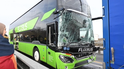 Der verunglückte Flixbus (Foto: EHL Media/Erik-Holm Langhof)
