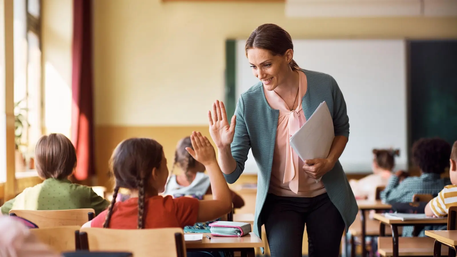 Auf dem Weg zur Lehrerin oder zum Lehrer kann ein freiwilliges soziales Jahr helfen. Symbolfoto: Drazen Zigic auf istock.com (Foto: taucha-kompakt.de)