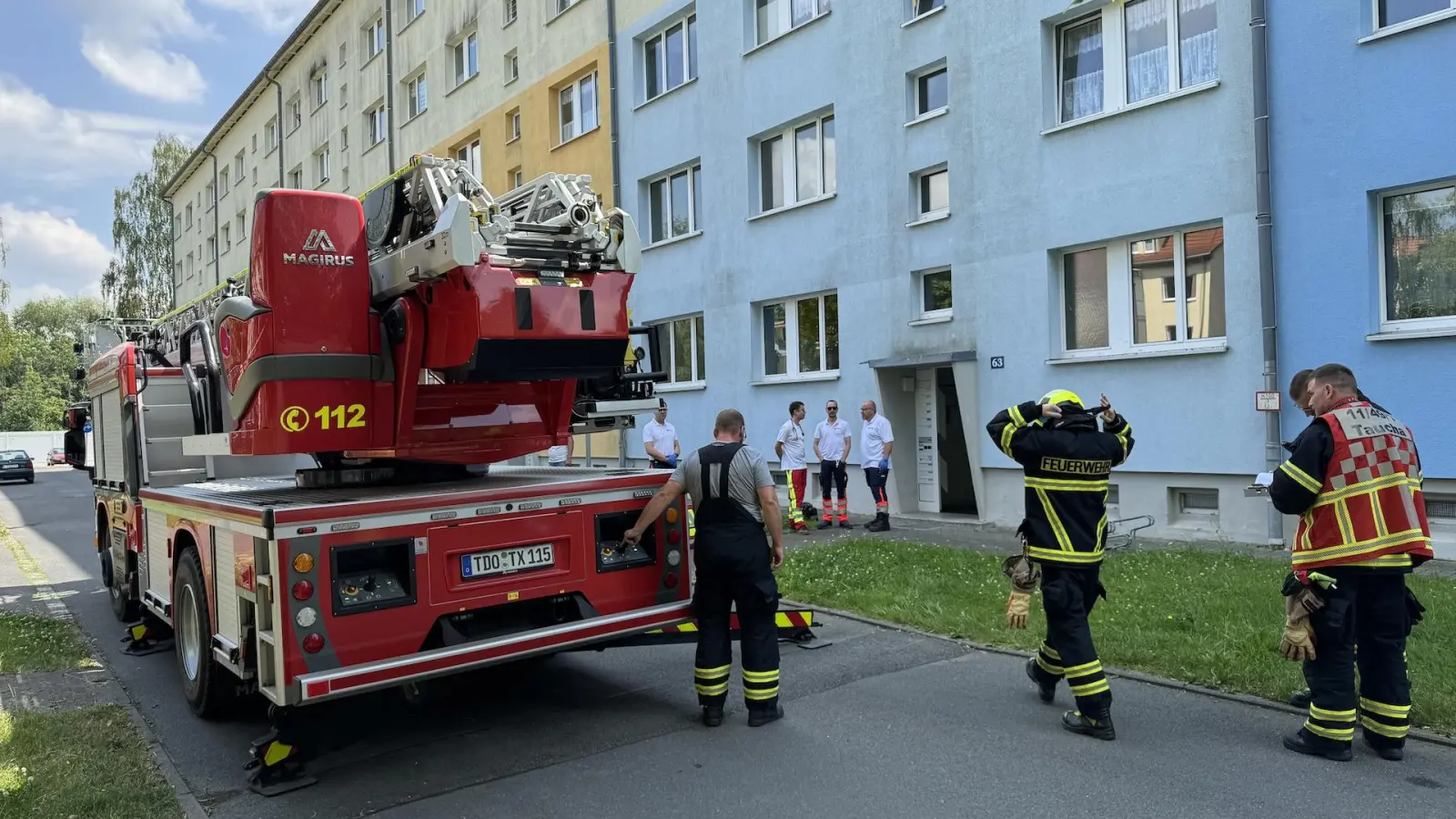 Die Freiwillige Feuerwehr Taucha rückte mit der Drehleiter an. (Foto: Daniel Große)