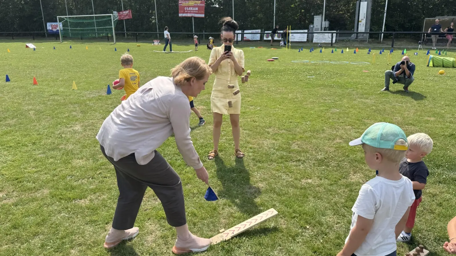 Lisa Paus betätigte sich auch sportlich, hier etwa beim Korkenfangen. (Foto: Daniel Große)