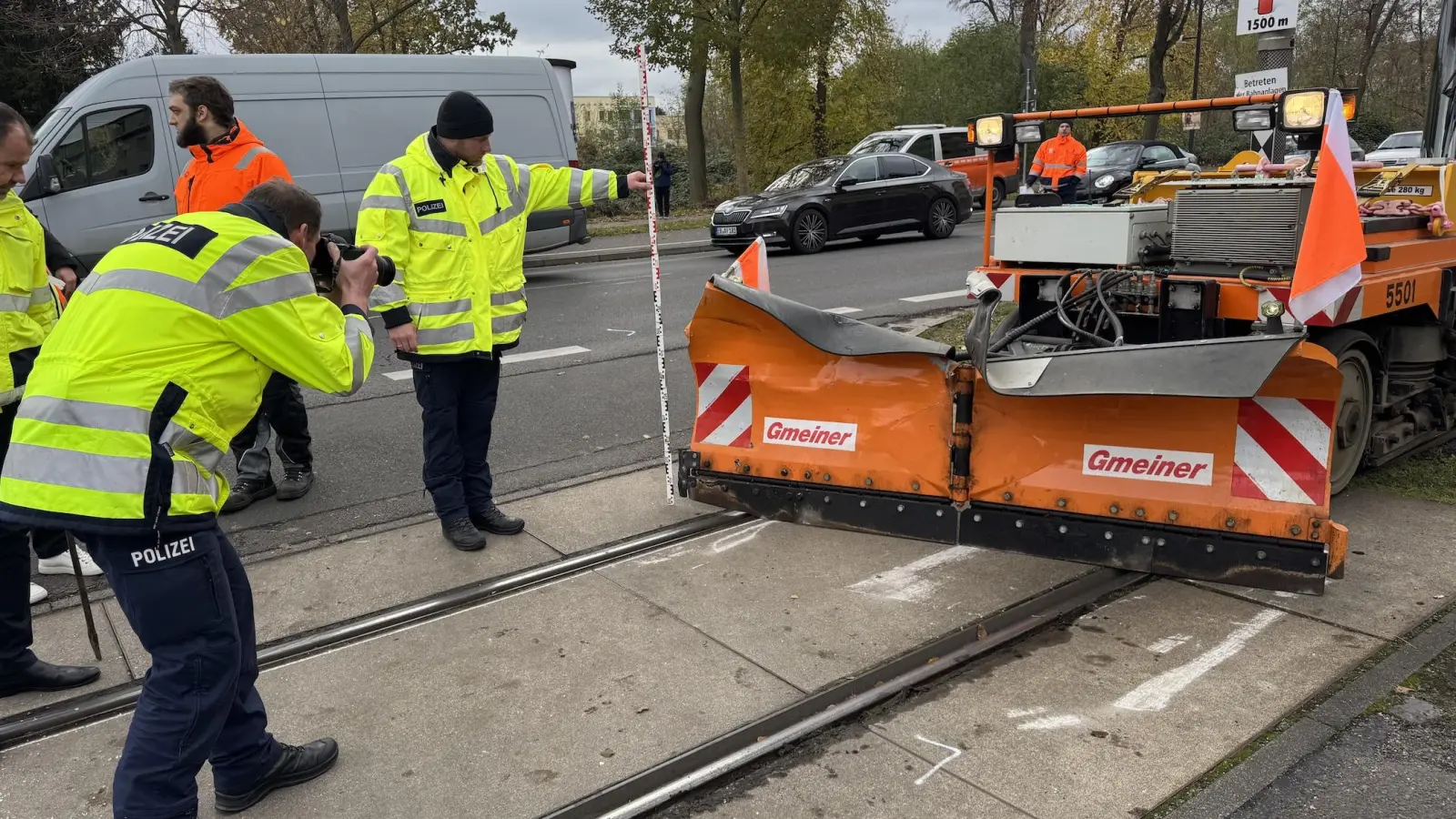 Polizei und LVB bei der Unfallaufnahme. (Foto: Daniel Große)