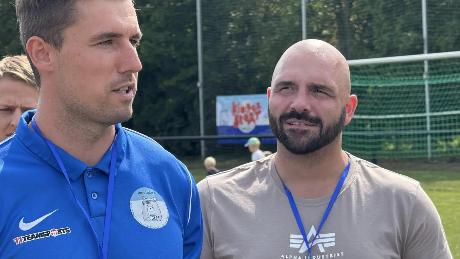 Martin Schade von den Sportbären (links) und René Meyer, Geschäftsführer des AC Taucha. (Foto: Daniel Große)