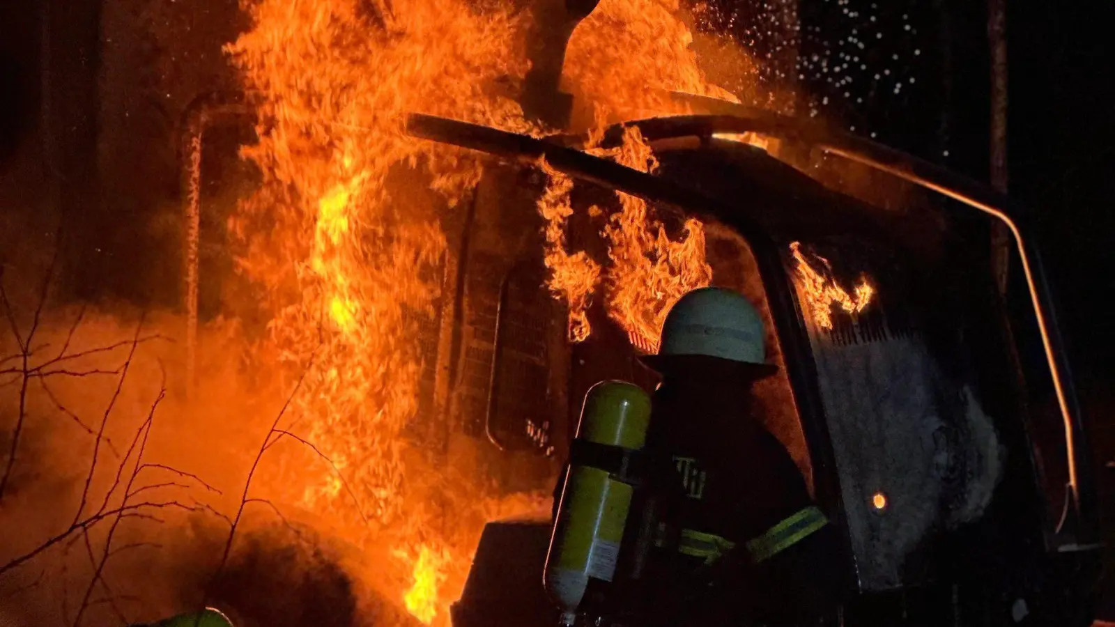 Eine Arbeitsmaschine in Trossin brannte (Foto: Feuerwehr Bad Düben)