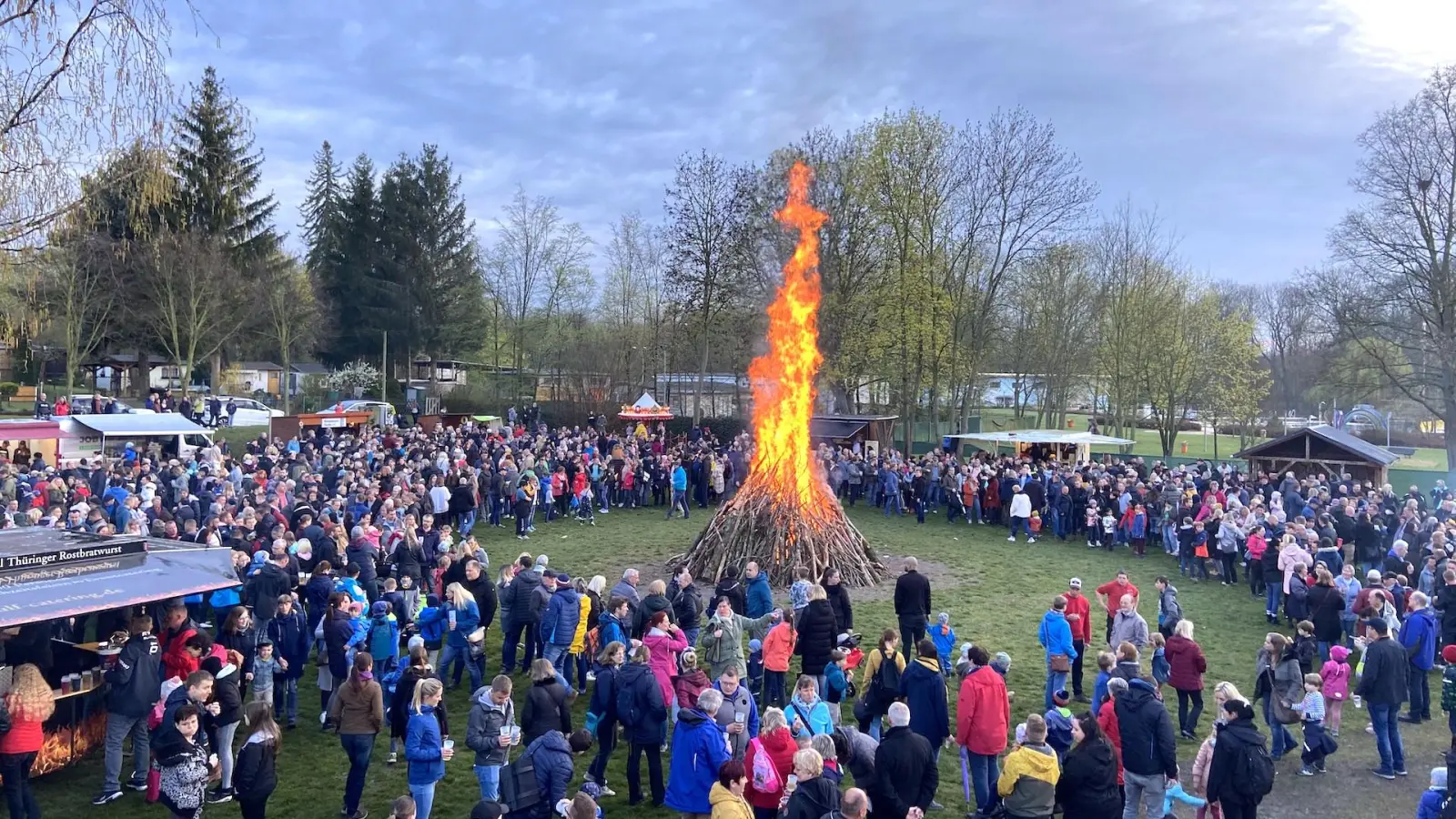 Zwei Osterfeuer am Gründonnerstag (Foto: taucha-kompakt.de)