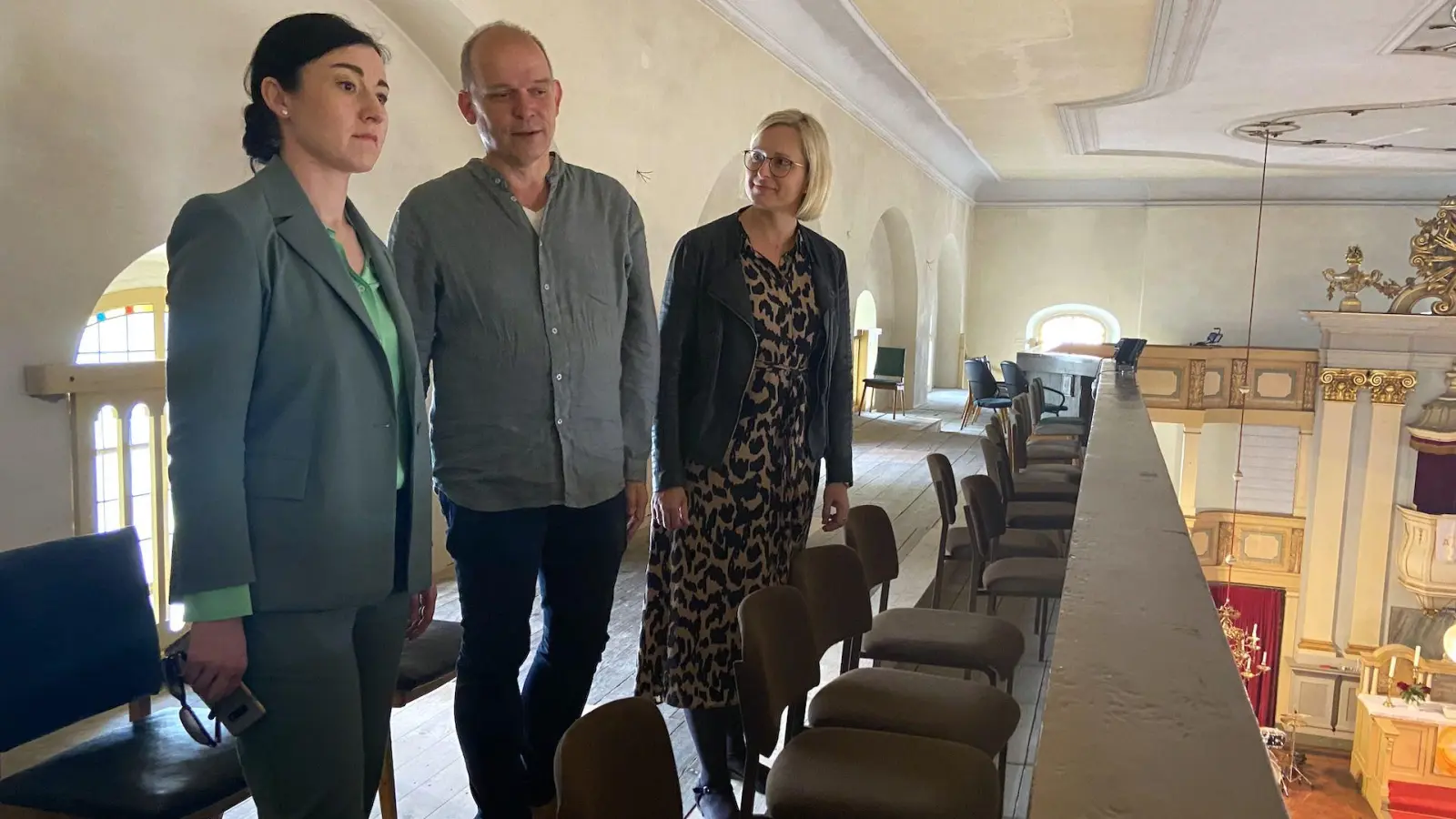 Paula Piechotta, Bernd Klauer und Christiane Schenderlein auf der oberen Empore der Kirche St. Moritz. (Foto: taucha-kompakt.de)