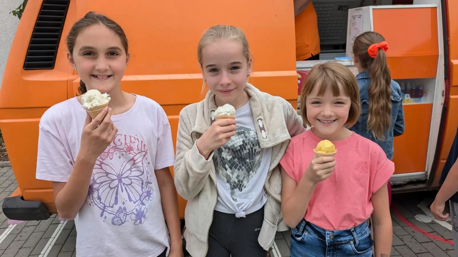 Leckeres Eis an den letzten Schultagen vor den Sommerferien - möglich gemacht von den Fördervereinen. (Foto: Förderverein der Regenbogenschule Taucha)