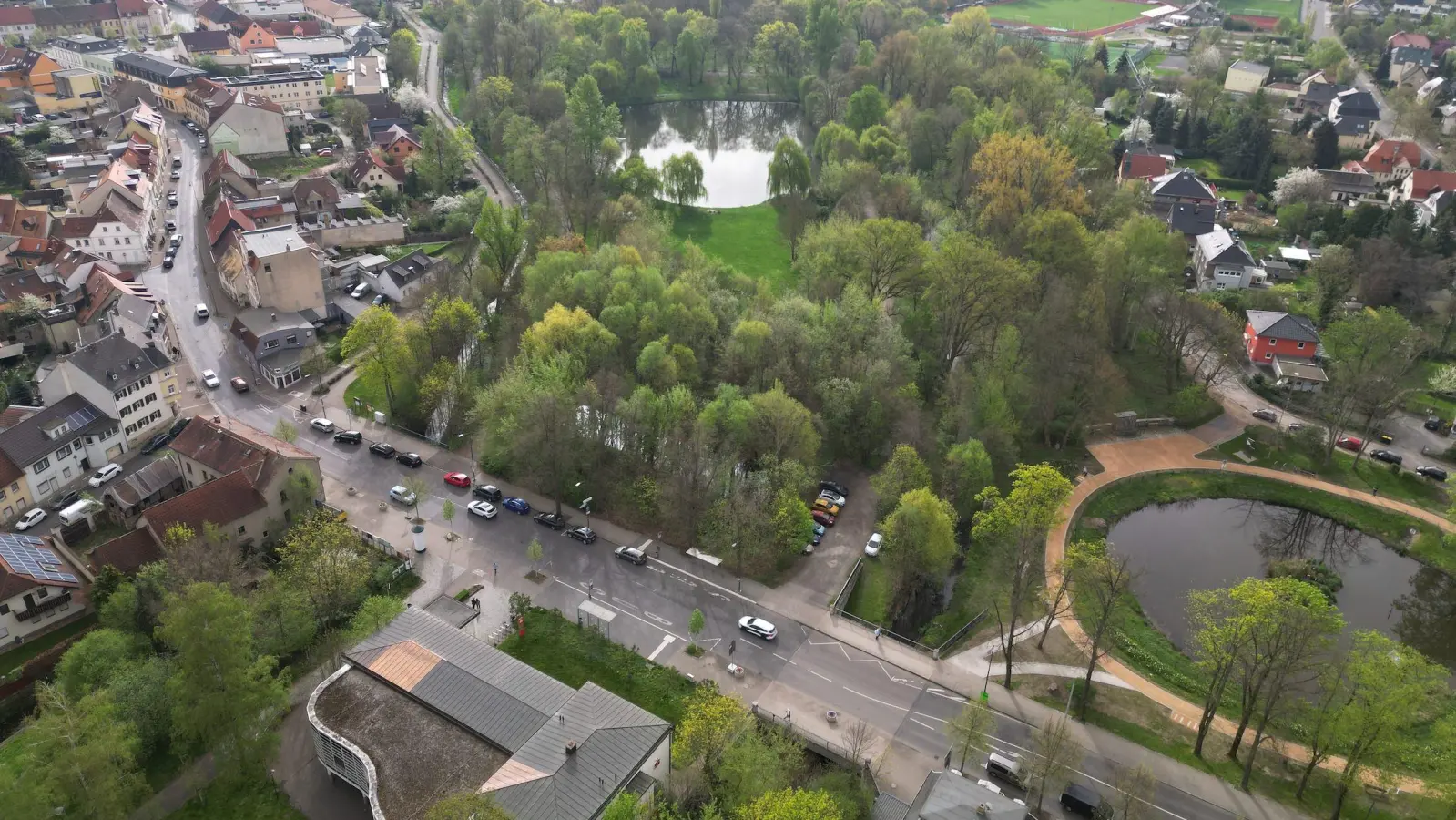 Gegenüber der Sparkasse und links neben dem Kleinen Schöppenteich stand früher das Café Sitz. Nun soll das Grundstück wieder an die Stadt Taucha verkauft werden. (Foto: Daniel Große)