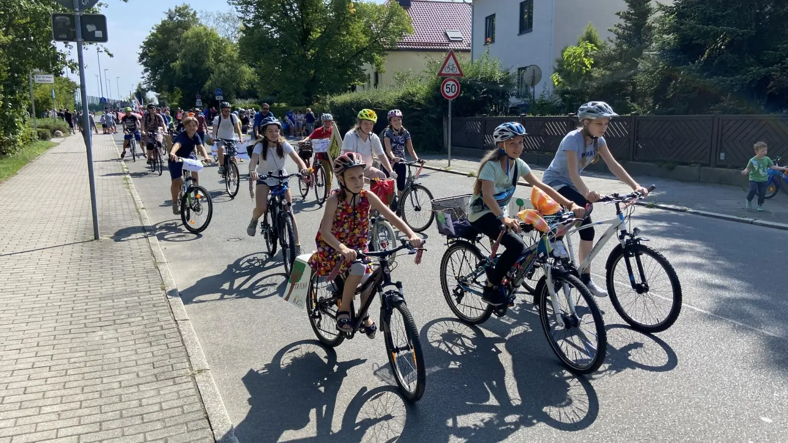 Radelnde Teilnehmer des Festumzuges zum Tauchscher 2022. (Foto: Daniel Große)