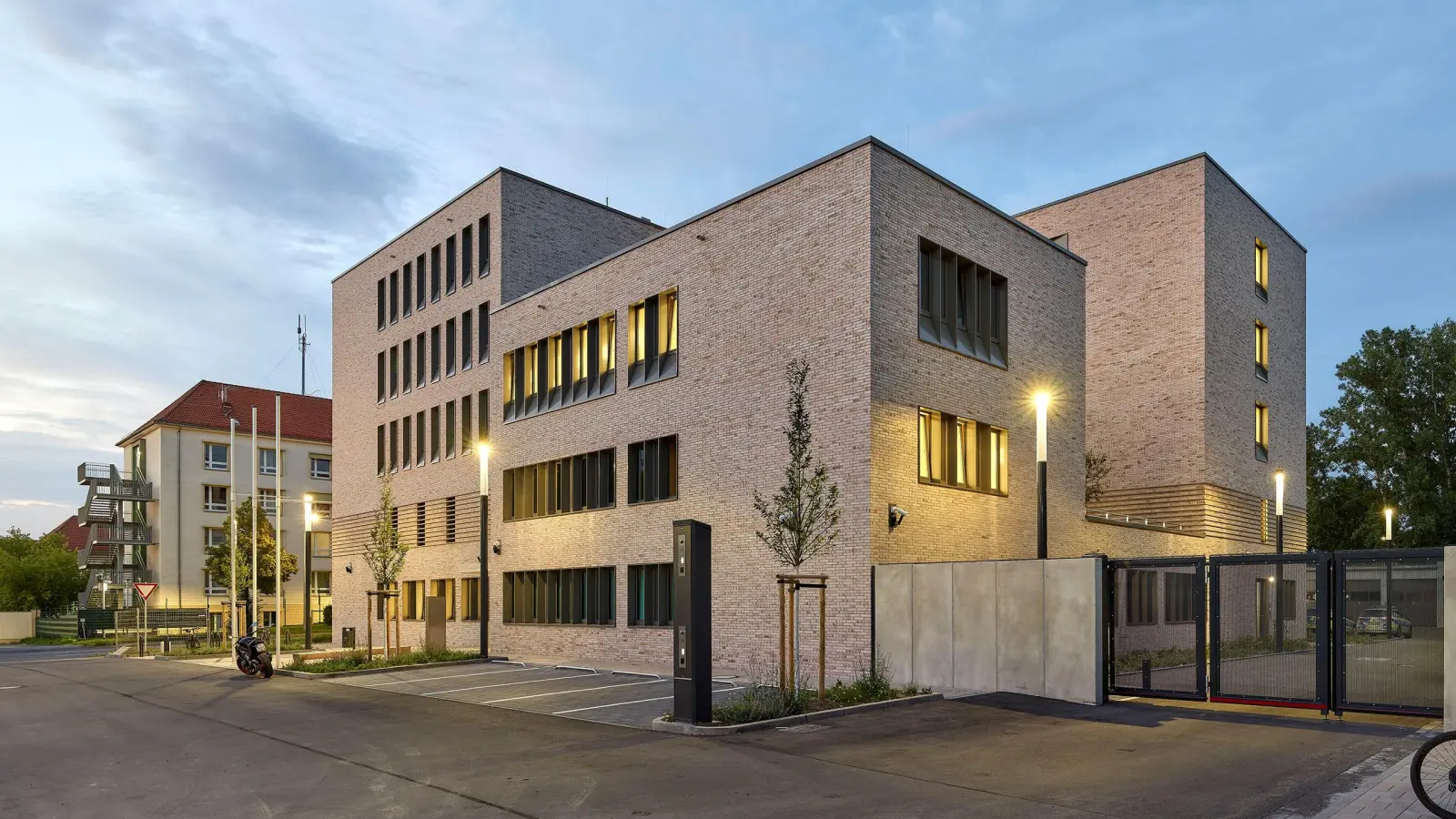 Das Polizeirevier Leipzig-Nord am Abend (Foto: Michael Moser)