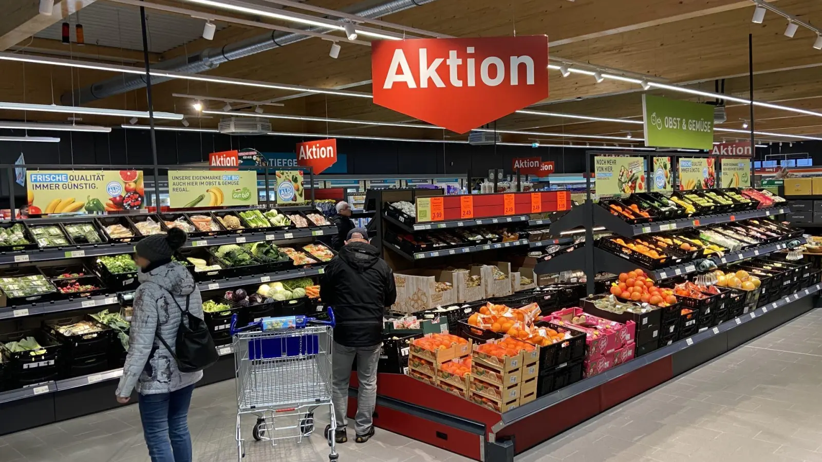 Bürgermeister Tobias Meier, ALDI-Expansionsleiter Torsten Spaller und Ronny Damm vom Förderverein der Regenbogenschule.im neuen ALDI-Markt Taucha (Foto: taucha-kompakt.de)