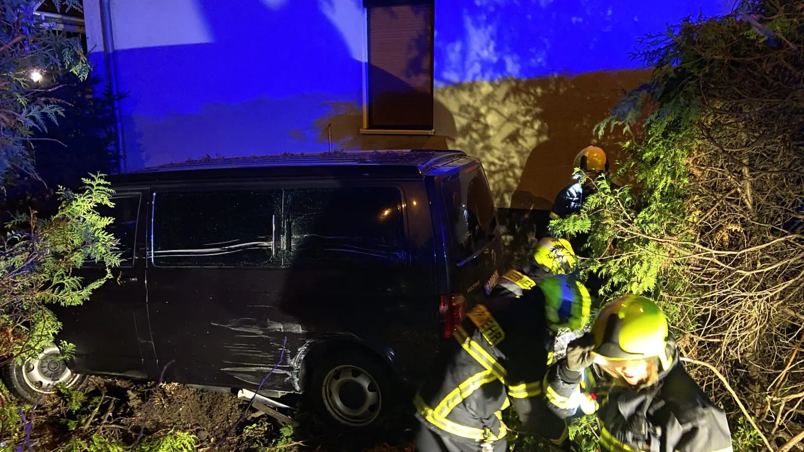 Die Hecke bremste das Fahrzeug, das kurz vor der Hauswand zum Stehen kam. Die Freiwillige Feuerwehr Taucha war vor Ort, entfernte Äste sowie Stämme und sicherte das Fahrzeug. (Foto: Daniel Große)