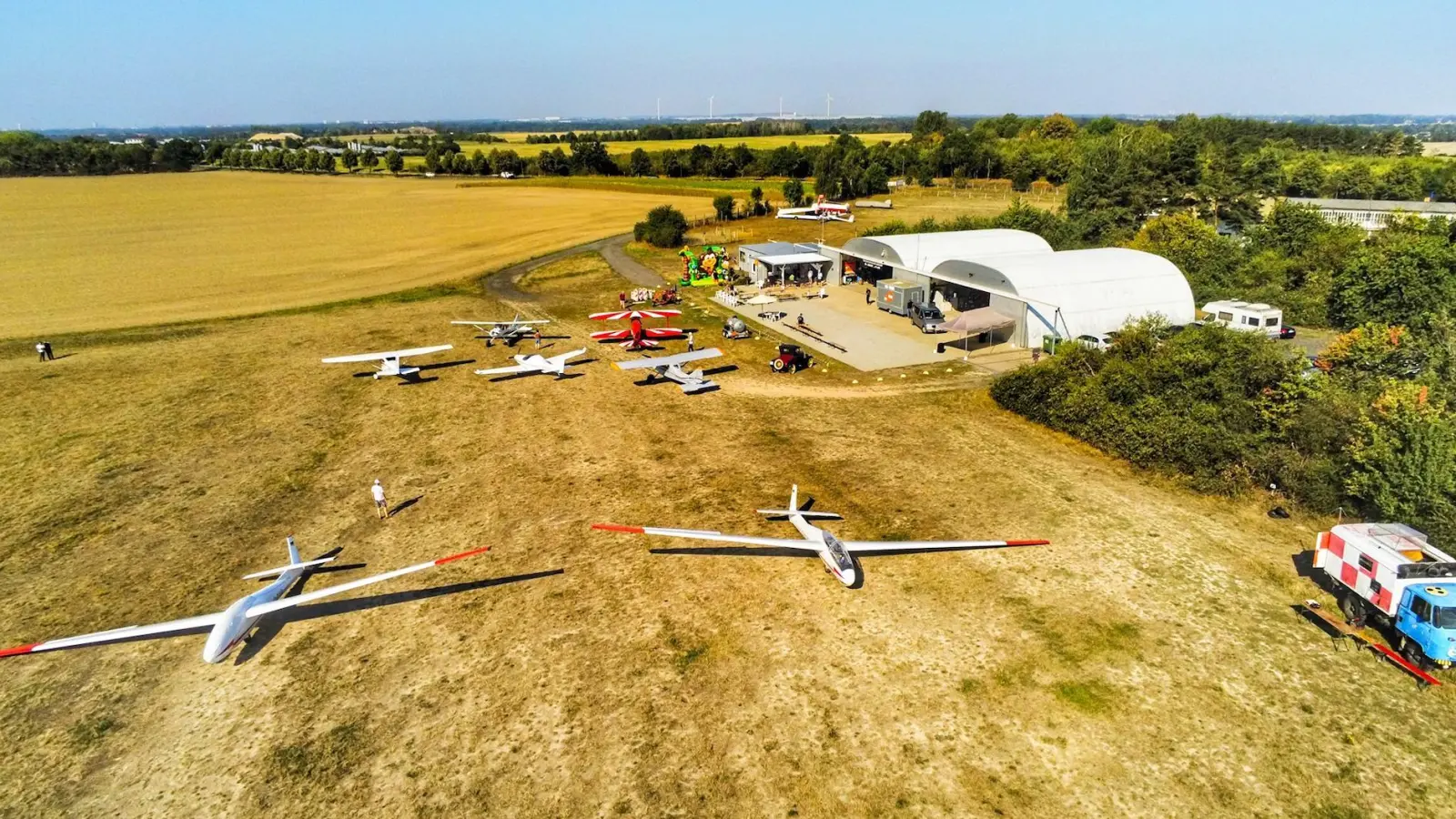 Das Flugplatzfest in Taucha lockt mit Rundflügen, Musik und Kulinarik. (Foto: Birk Möbius)