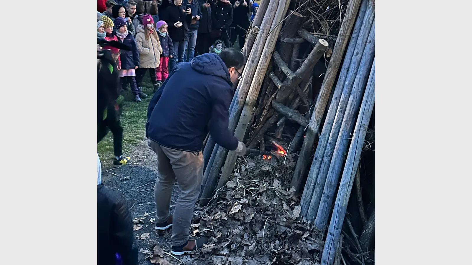 Impressionen des Osterfeuers 2024 auf der Tauchaer Festwiese (Foto: privat)