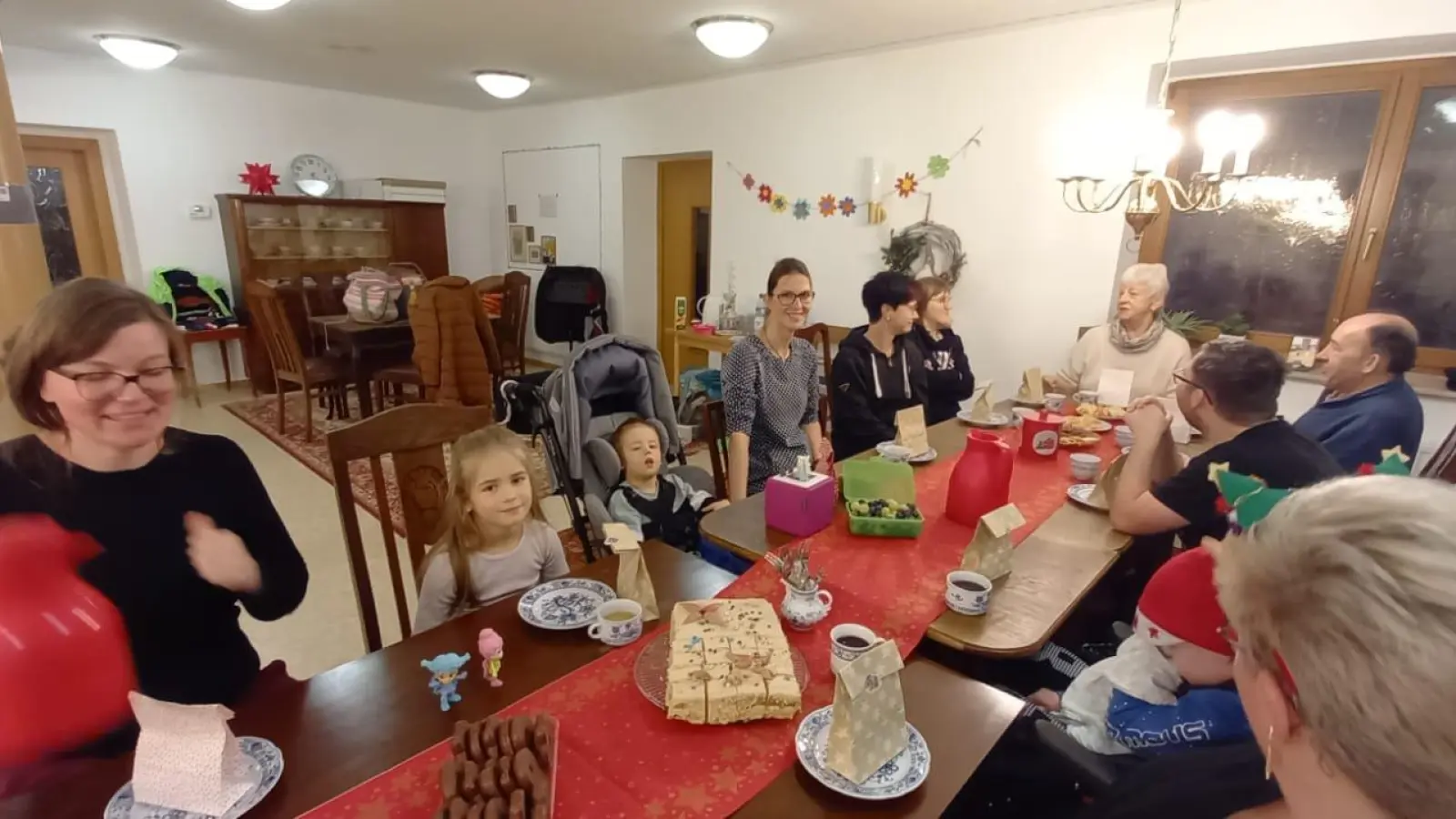 Diverse Ehrenamtliche veranstalteten die inklusive Weihnachtsfeier. (Foto: privat)