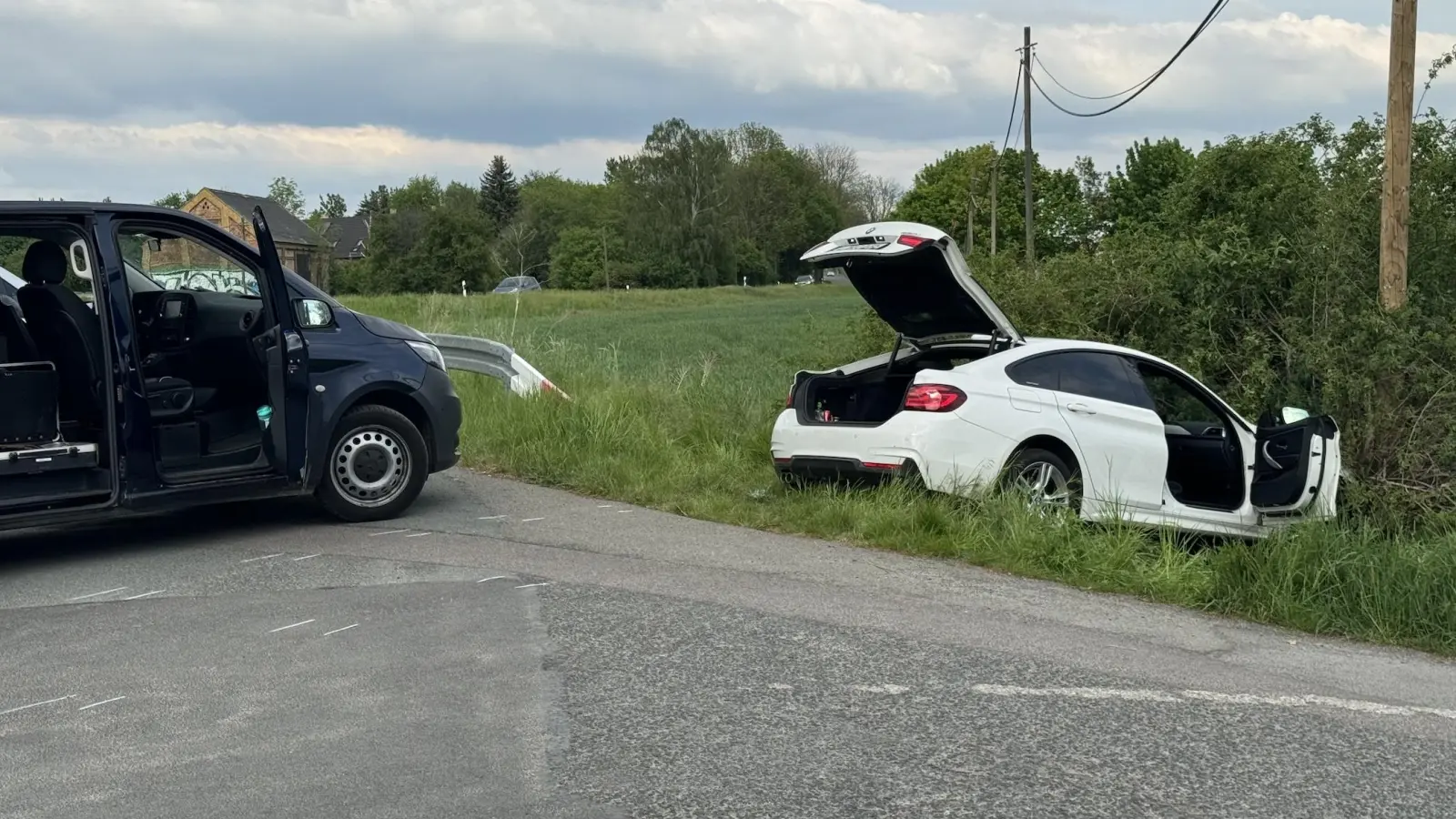 Der BMW landete im Gebüsch. (Foto: Daniel Große)