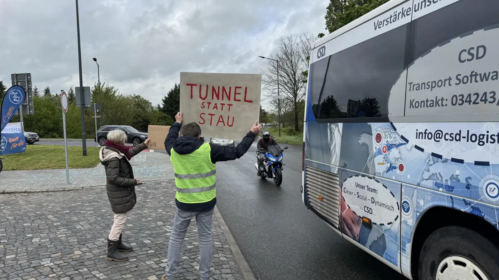 Mit Transparenten wurde den Autofahrern gezeigt, dass diese Stelle für Radfahrer und Fußgänger sehr gefährlich ist. (Foto: Daniel Große)