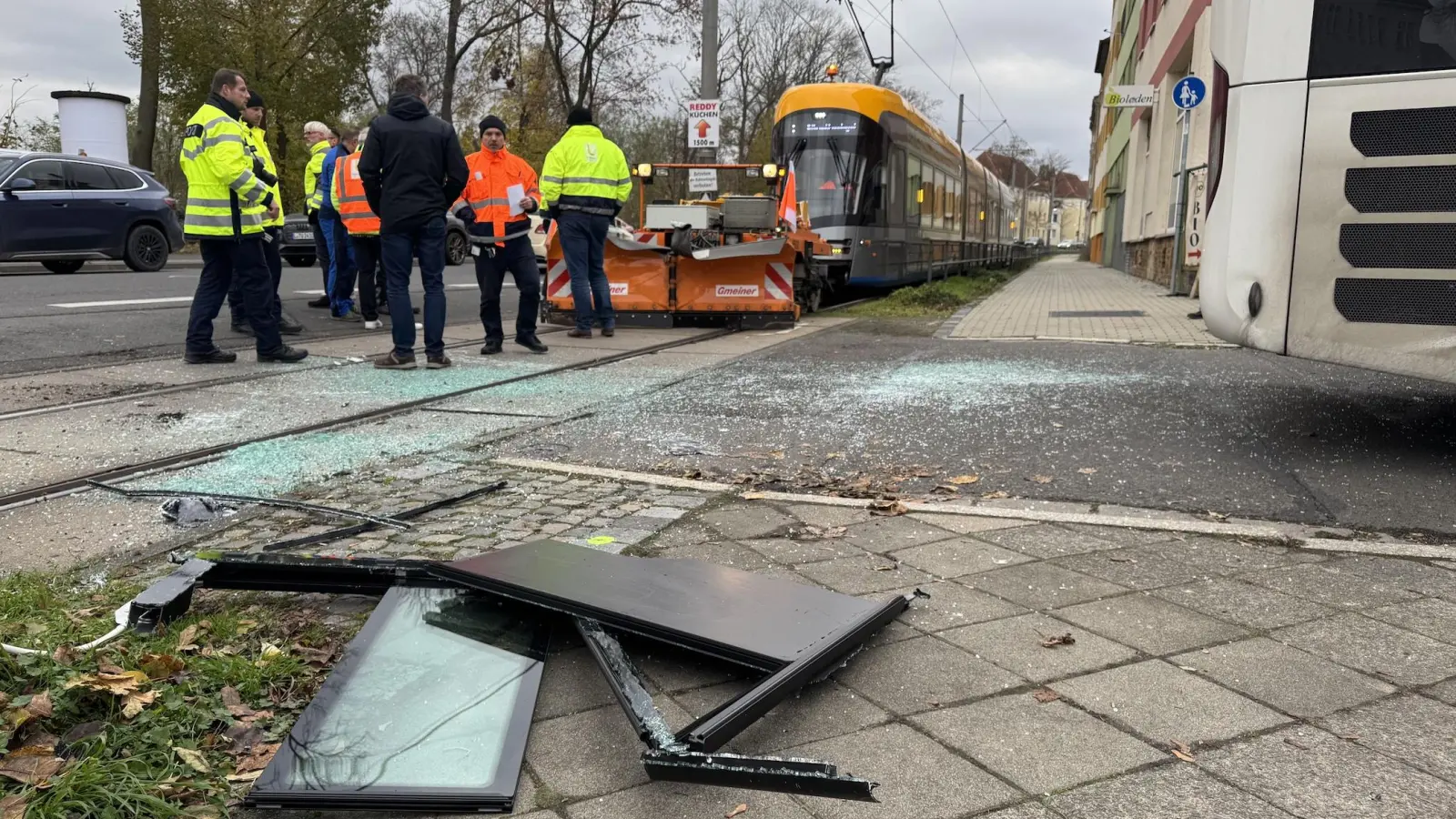 Am Bus entstand erheblicher Schaden. (Foto: Daniel Große)