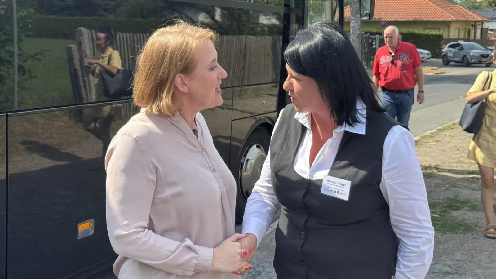 Romy Kronjäger, Präsidentin des AC Taucha, begrüßte Bundesfamilienministerin Lisa Paus, die mit dem Bus anreiste. (Foto: Daniel Große)