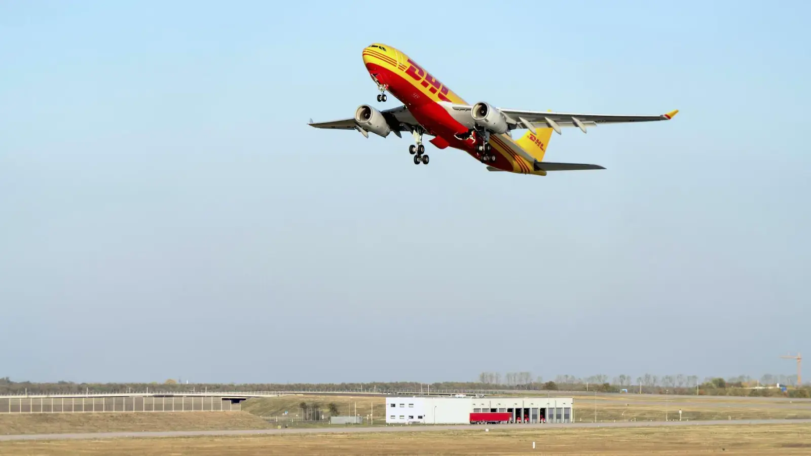 Ein Airbus der DHL am Flughafen Leipzig-Halle. (Symbolbild: DHL)