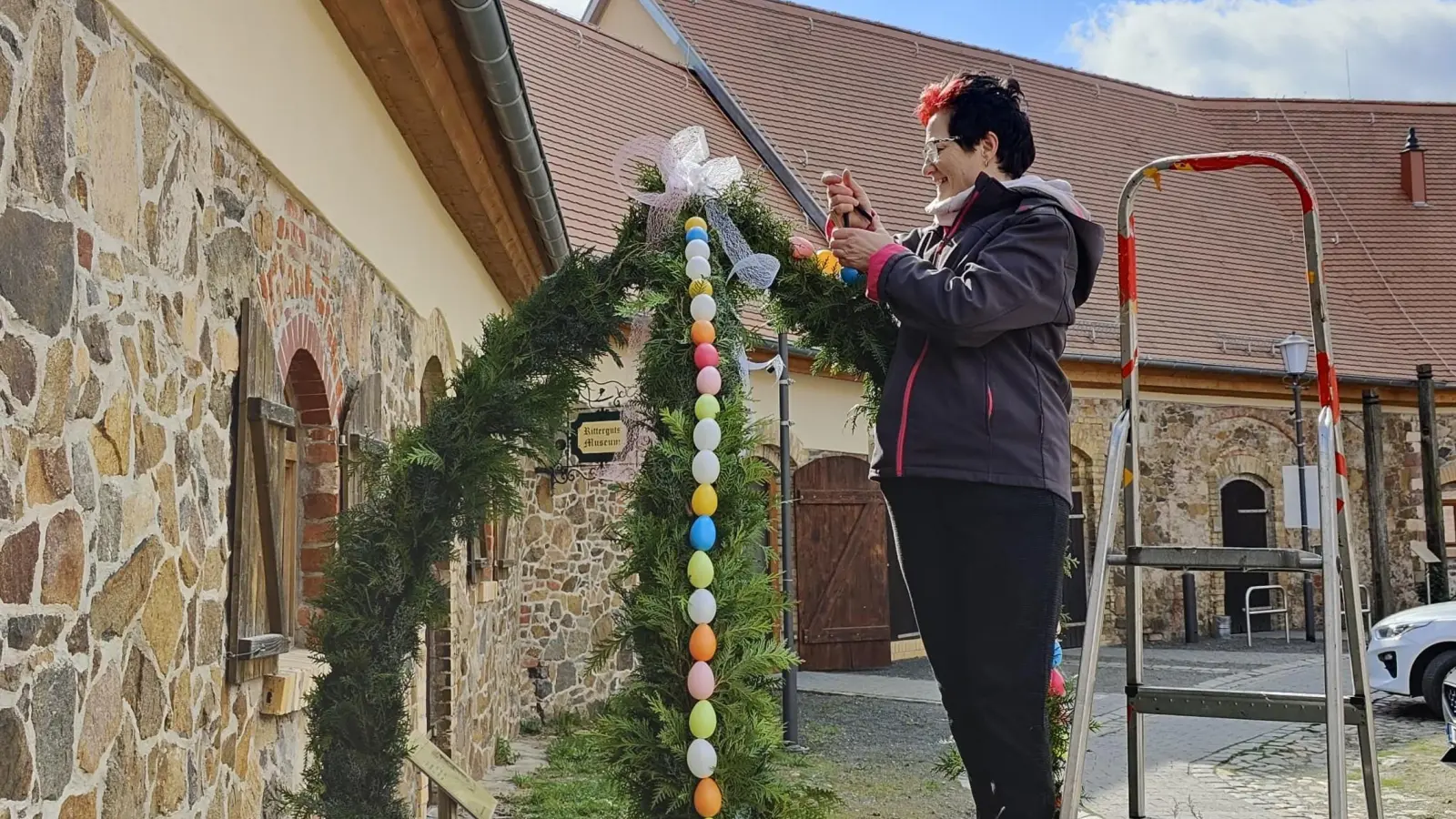 Heike Meyer vom Schlossverein schmückt den Osterbrunnen.  (Foto: privat)