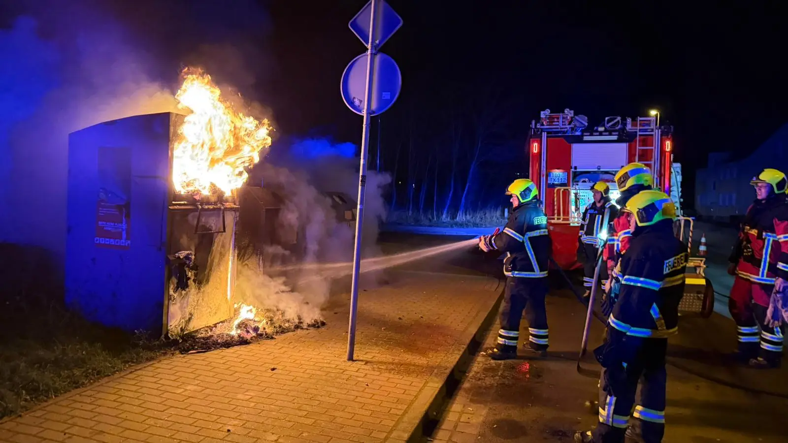 In der Dewitzer Straße brannte ein Altkleidercontainer, der von der Freiwilligen Feuerwehr Taucha gelöscht wurde. (Foto: Freiwillige Feuerwehr Taucha)