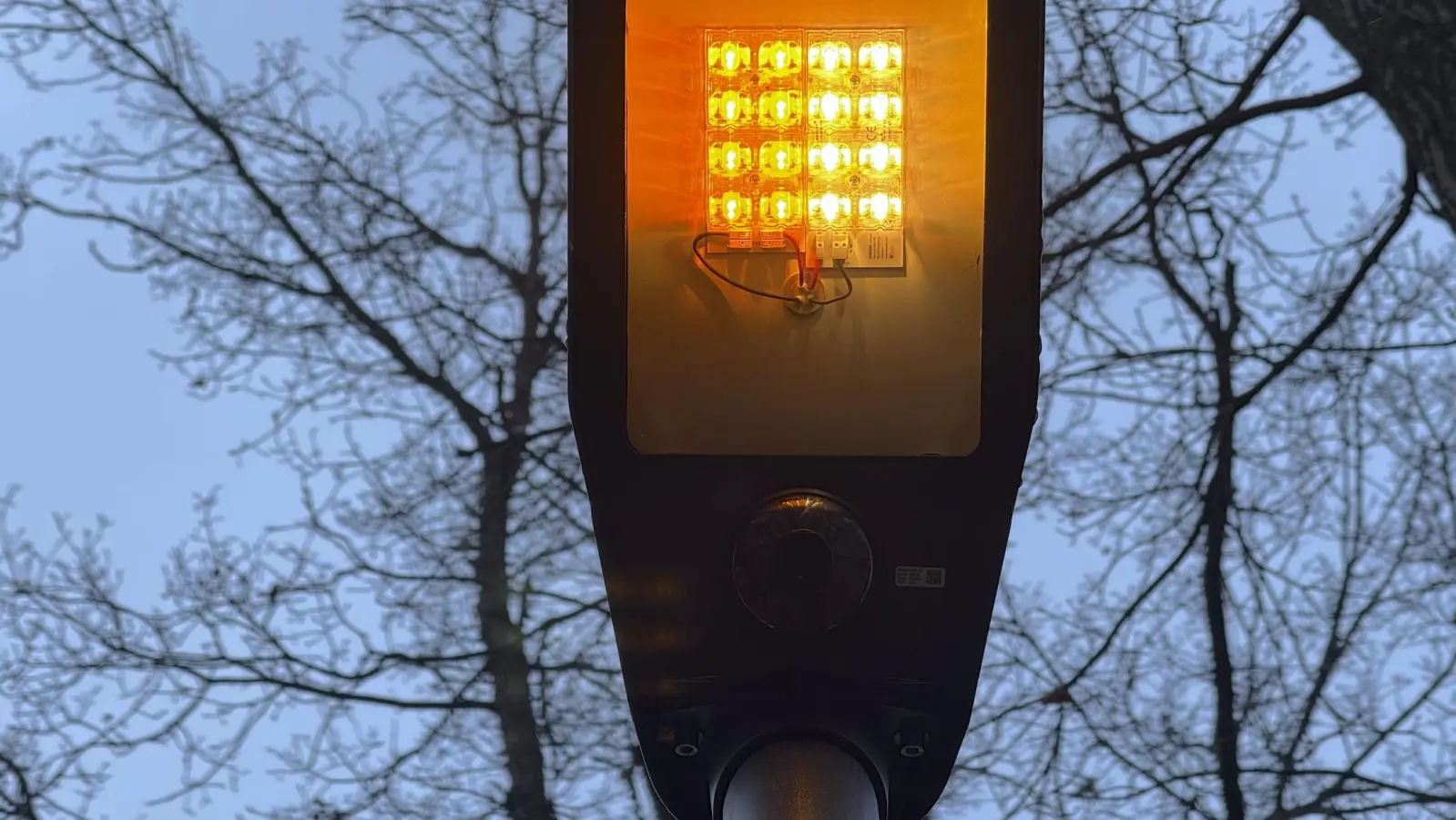 Am Seegeritzer Weg weisen nun LED-Leuchten mit Bewegungsmeldern den Weg. (Foto: Daniel Große)