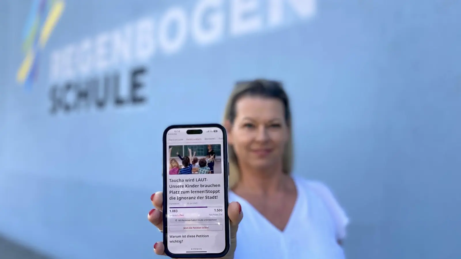 Nadine Thalmann zeigt die Petition, mit der die Eltern der Regenbogenschule auf sich aufmerksam machen wollen. (Foto: taucha-kompakt.de)