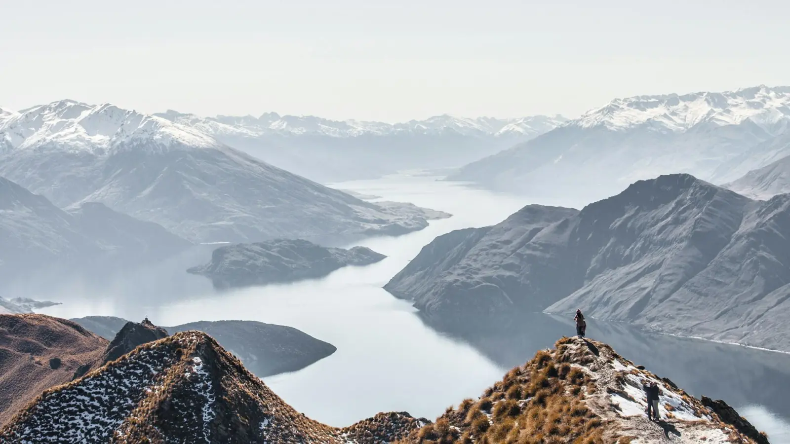 Atemberaubende Landschaften gibt es in Neuseeland. <a href="https://unsplash.com/de/fotos/landschaftsfotografie-von-flussen-zwischen-hugeln-bfgEYpS0Znk">Quelle</a> (Foto: Unsplash)