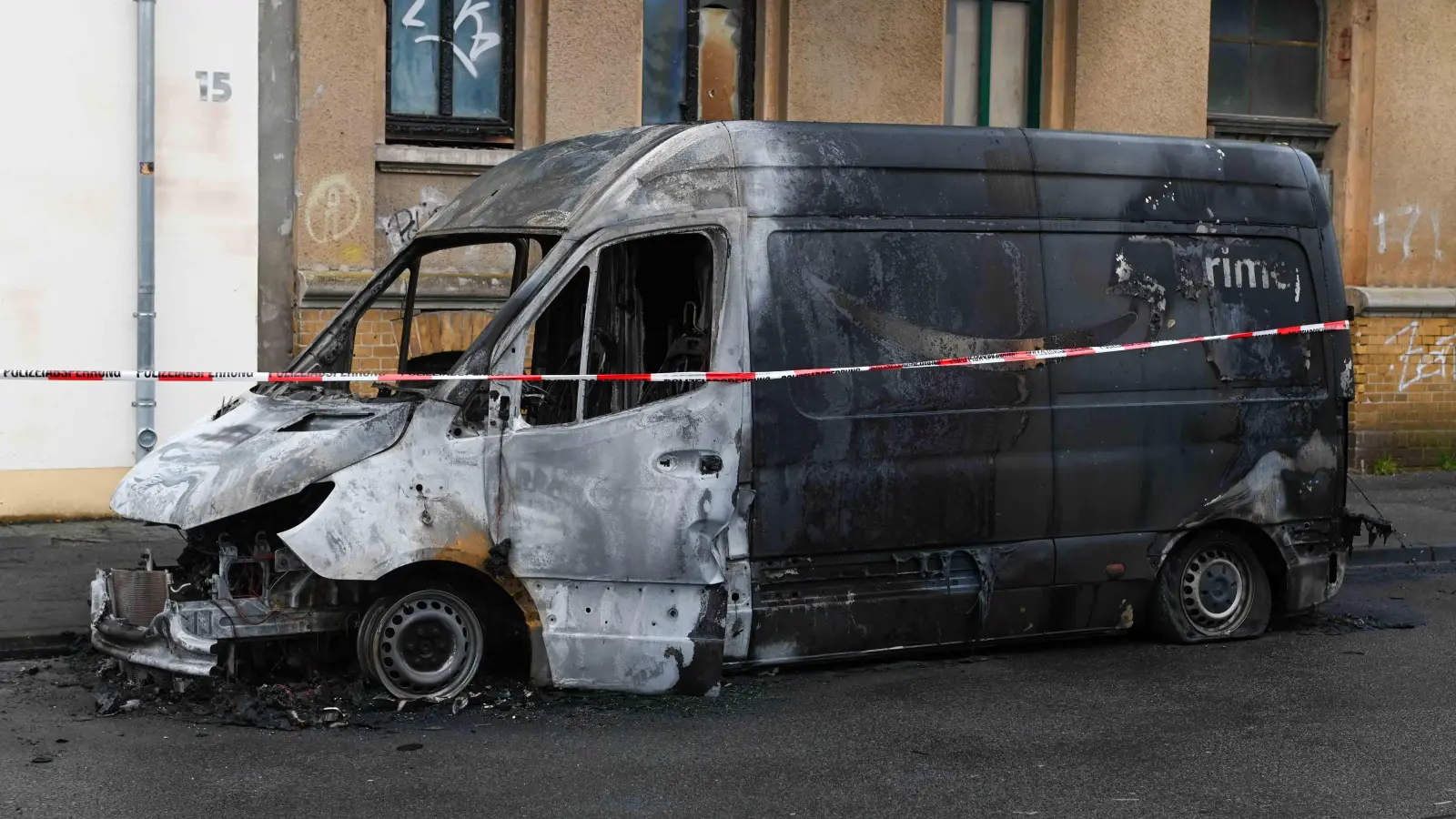 Auch dieser Lieferwagen, der für Amazon unterwegs war, brannte aus. (Foto: EHL-Media)