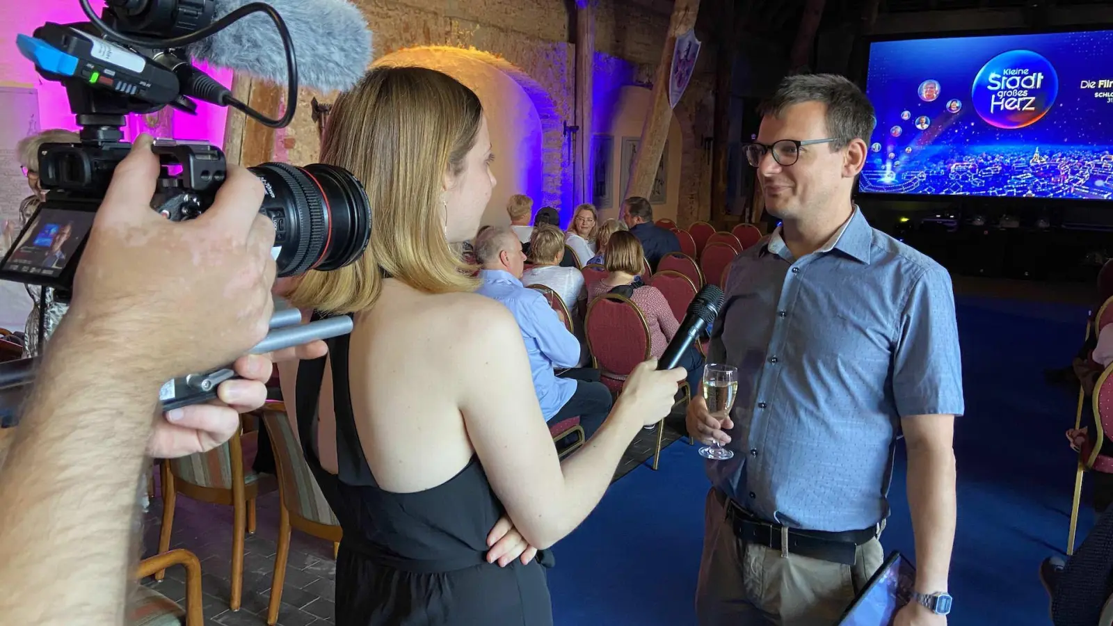 Von der Premiere wird es ein „After-Movie” geben. Hier interviewt Rosa von Ochsenstein gerade Pfarrer Nico Piehler. (Foto: taucha-kompakt.de)