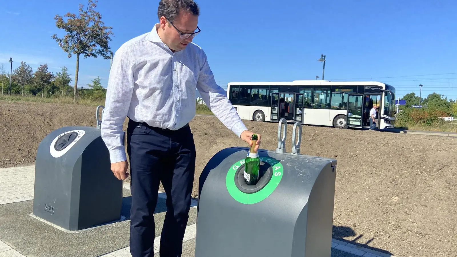 Flasche rein, ein leises Poltern und Klirren - die neuen Unterflur-Container sind leiser, sauberer und weniger geruchsintensiv. (Foto: taucha-kompakt.de)