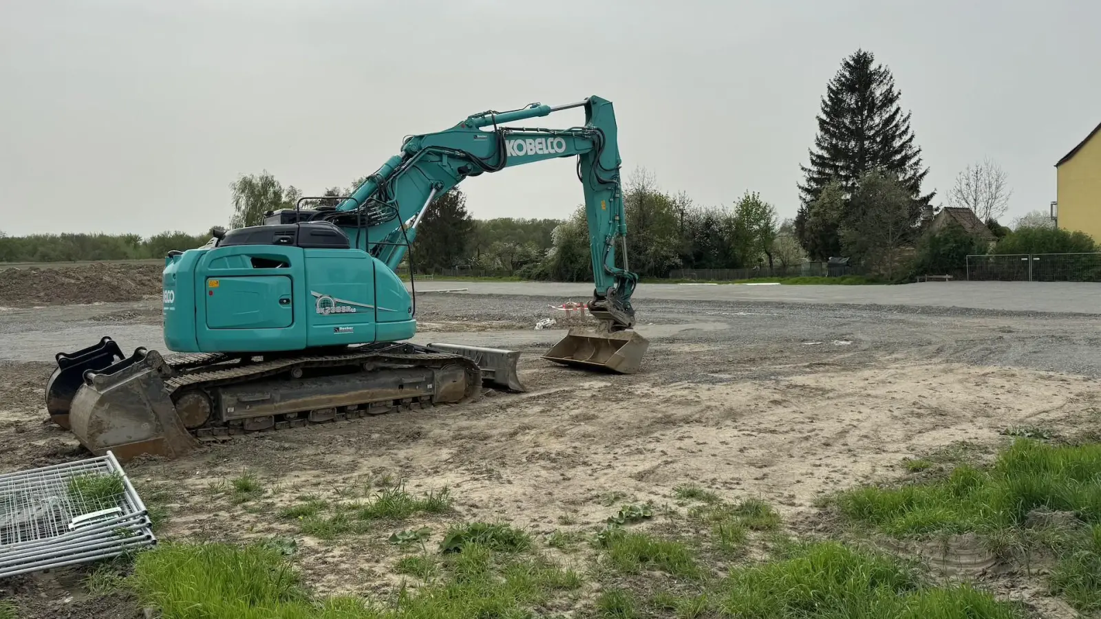 Still ruht der Bagger am Baufeld der Grundschule 3, obwohl die Stadt Taucha den Übergangsbau in Containerbauweise dringend benötigt. (Foto: Daniel Große)