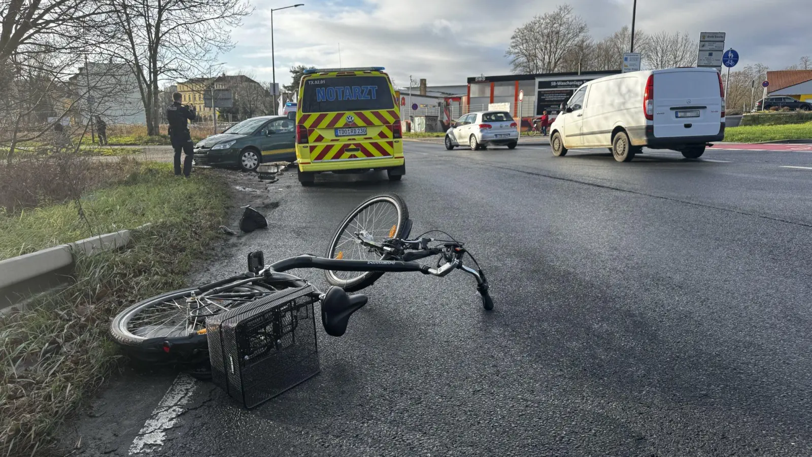 Die Fahrradfahrerin erlitt schwere Verletzungen und muss im Krankenhaus behandelt werden. (Foto: Daniel Große)