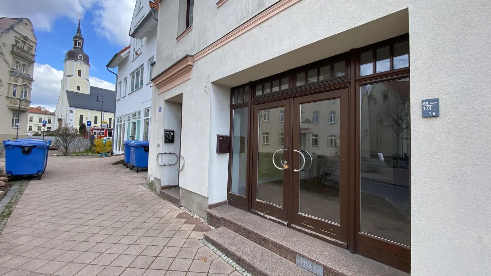 Neuer Leerstand in Bestlage: Zwei Laden/Bürolokale am Markt 5. (Foto: taucha-kompakt.de)