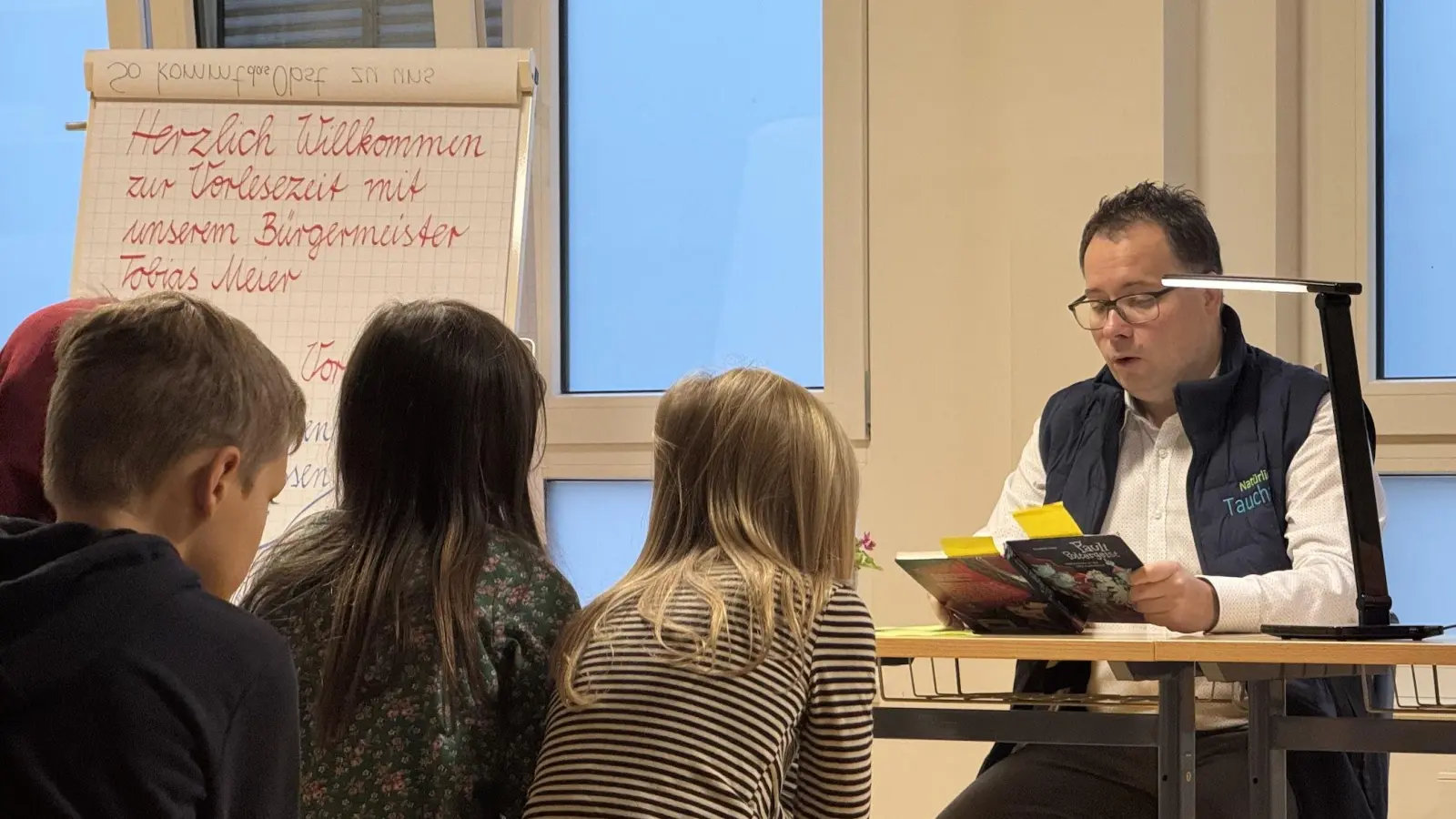 Bürgermeister Tobias Meier las in der Regenbogenschule.  (Foto: Daniel Große)