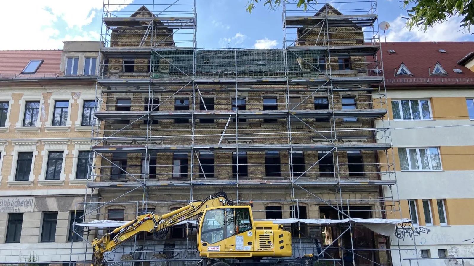 Der Bagger täuscht – er gehört zu den Bauarbeiten der Leipziger Verkehrsbetriebe vor dem Haus. An der “Villa Taucha” tut sich seit Jahren nichts. (Foto: taucha-kompakt.de)