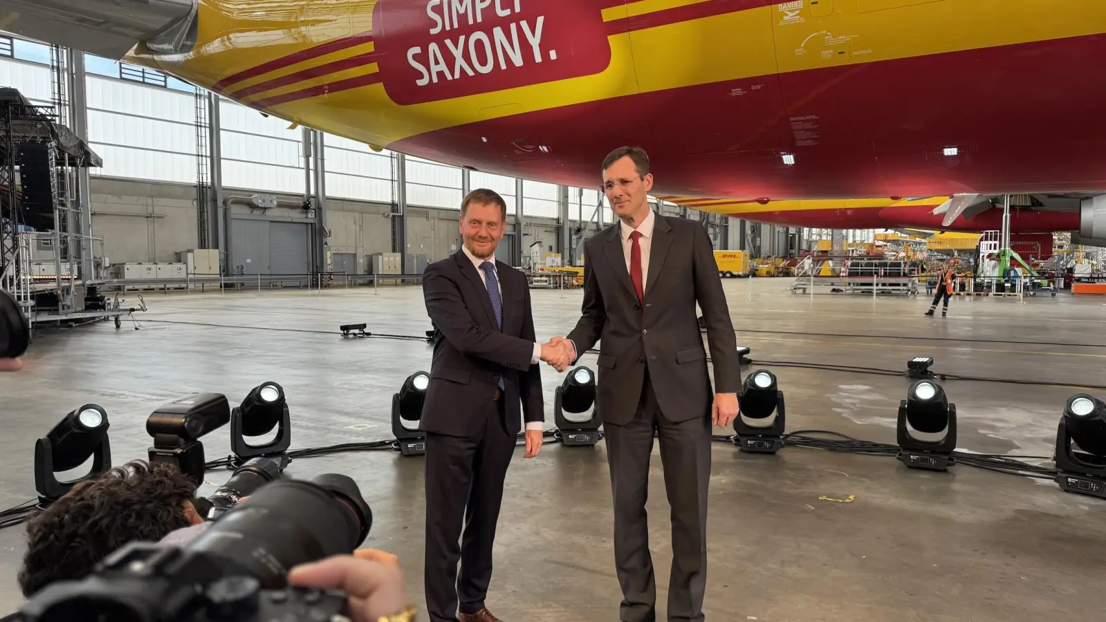 Ministerpräsident Michael Kretschmer und DHL-Vorstand Tobias Meyer. (Foto: Daniel Große)