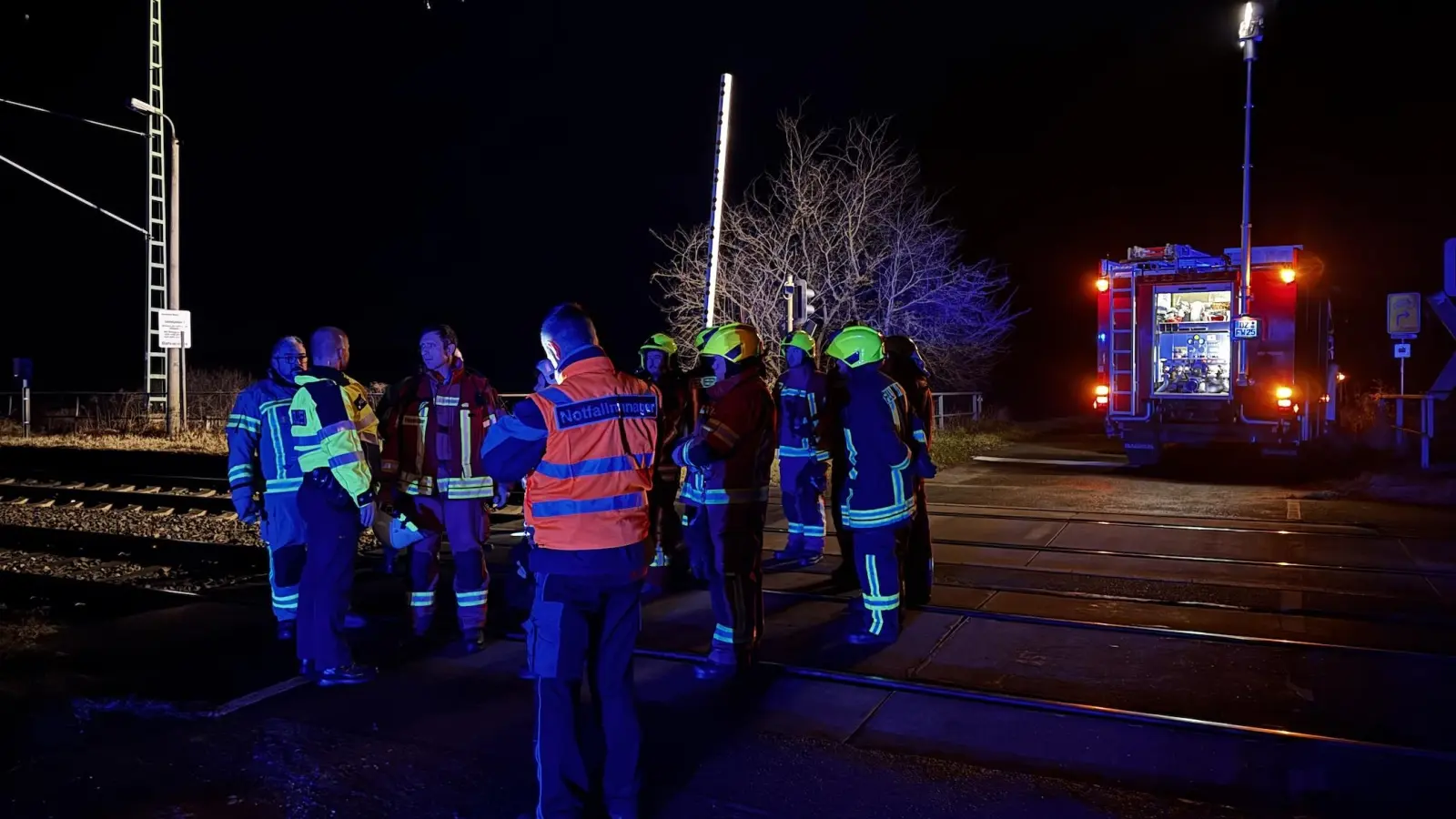 Mitarbeiter der Feuerwehr, Polizei und Deutschen Bahn am Bahnübergang in Wölpern. (Foto: Daniel Große)