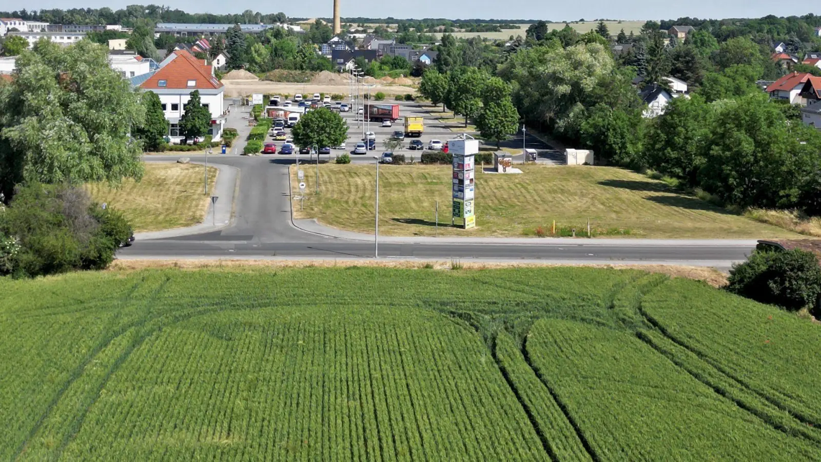 Auf diesem Feld soll der Übergangsbau der Grundschule 3 in Containerbauweise errichtet werden. (Foto: taucha-kompakt.de)