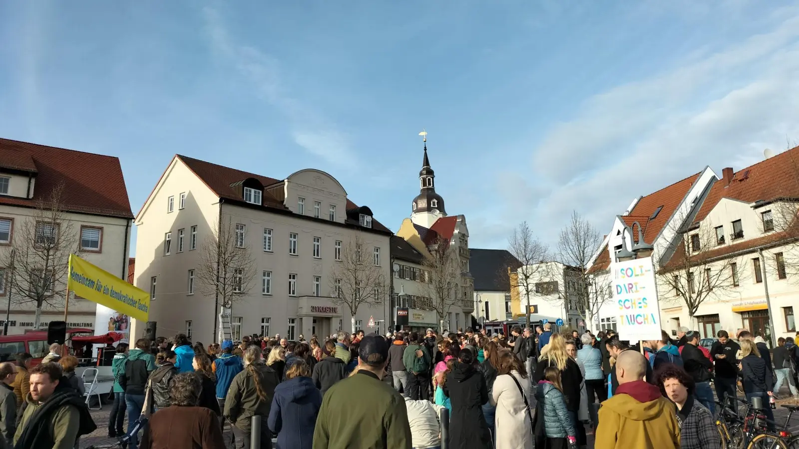 Fast 300 Menschen demonstrierten am Sonnabend für ein demokratisches Taucha (Foto: taucha-kompakt.de)