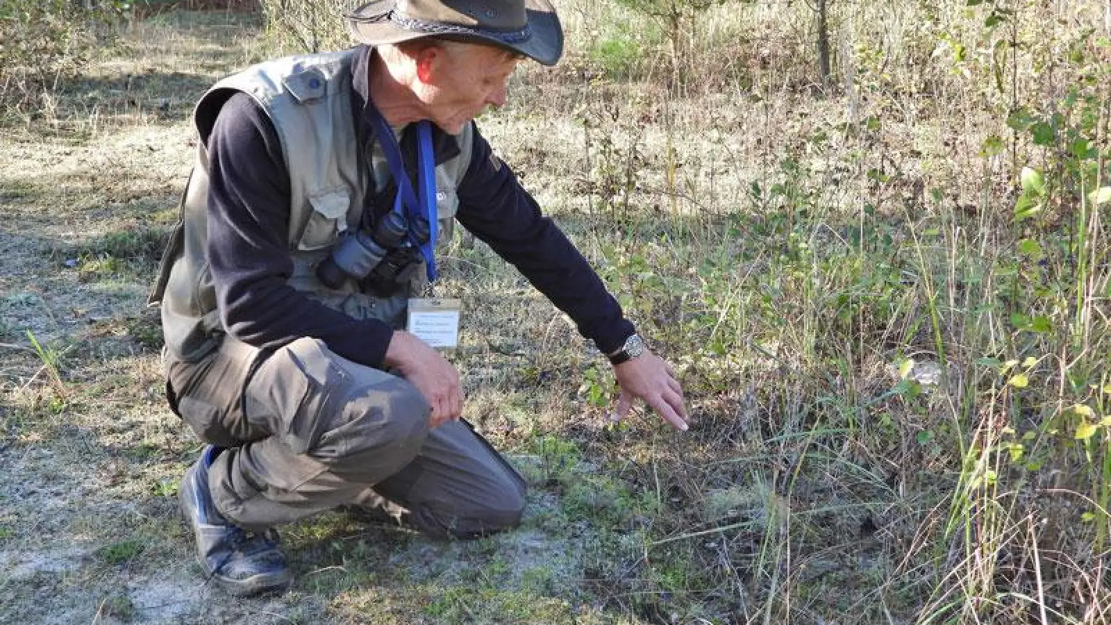 Ranger Thomas Schulz erklärt die Fauna im Kieswerk Zschepplin. (Foto: Rösl GmbH)