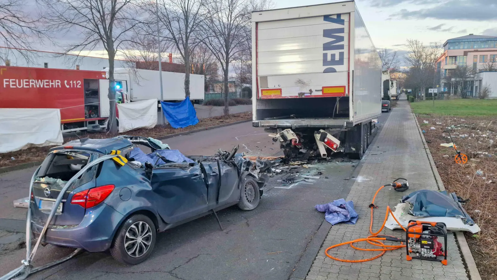 Der Autofahrer verstarb noch an der Unfallstelle (Foto: EHL Media/Lucas Libke)