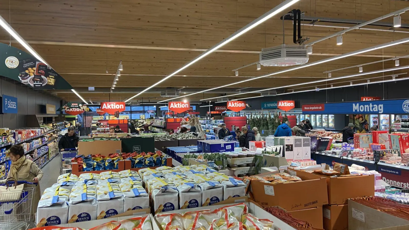 Bürgermeister Tobias Meier, ALDI-Expansionsleiter Torsten Spaller und Ronny Damm vom Förderverein der Regenbogenschule.im neuen ALDI-Markt Taucha (Foto: taucha-kompakt.de)