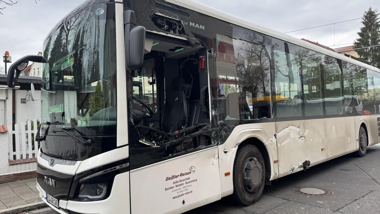 Am Bus entstand erheblicher Schaden. (Foto: Daniel Große)